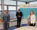 Bild: Hans Prechtl/exb
Florian Danzl, Landrat Thomas Ebeling, Claudia Mendel und Ernst Maler (von links) zeigt das Foto beim Antrittsbesuch.