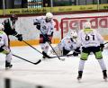 Bild: Hans-Jürgen Ziegler
Fünf Weidener, von links Barry Noe, Mirko Schreyer, Goalie Timon Bätge, Marius Schmidt und Michael Kirchberger, können den Ausgleich durch Kyle Gibbons nicht verhindern. Die Blue Devils verloren am Sonntag bei den Starbulls Rosenheim mit 1:3.