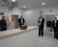 Bild: Wolfgang Fenzl/Landratsamt Tirschenreuth/exb
Landrat Roland Grillmeier und Veterinäramtsleiter Dr. Klemens Dötsch trafen sich mit Vorstand Rainer Lukas und Dominik Schürz von der Volksbank Raiffeisenbank Nordoberpfalz Nordoberpfalz (von links) zur Einweihung der neuen Räume des Veterinäramts.