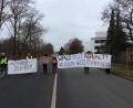 Bild: uz
Klimaschützer errichten eine Straßenblockade in der Christian-Seltmann-Straße wegen Gewerbegebiet Weiden-West IV.