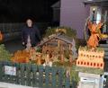 Bild: fjo
Die von Hobbyschnitzer Willi Helgert aus alten Brettern hergestellte Krippe ist eine der Stationen auf dem Waidhauser Krippenweg.