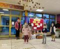 Bild: Grundschule Krummennaab/exb
Sechs Schüler stehen stellvertretend für die 6 Klassen der Grundschule Krummennaab. Rechts hinten Karin Krenkel vom Kinderhaus Steinwaldwichtel Premenreuth, links hinten Sigrid Reger-Scharf, Schulleiterin er Grundschule Krummennaab.