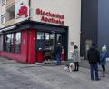 Bild: Dobmeier
"Nicht alle auf einmal" sollte das Motto bei der Abholung der FFP2-Masken an Apotheken lauten. Sicherheitsabstand ist auch vor der Weidener Stockerhut-Apotheke einzuhalten.