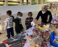 Bild: Jobst-vom-Brandt-Schule/exb
Lehrerin Petra Raithel mit ihren kleinen Kunden beim Weihnachtsbasar in der Aula der Jobst-vom-Brandt-Schule.