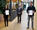 Bild: Stefan Neumann/Amt für Ländliche Entwicklung/exb
Anna Schwarzmaier und Johannes Bayer erhielten von ALE-Behördenleiter Thomas Gollwitzer die Urkunden für den Förderpreis der Bayerischen Verwaltung.