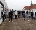 Bild: Lowak
Lehrerin Tanja Kippes und Rektorin Annette Spreitzer-Hochberger freuen sich über das gelungene Projekt der 9. Klasse.
