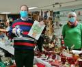 Bild: rha
Dankbar nimmt Pfarrer Matthias Weih die als Christbaum drapierten Geldscheine des Schnäppchen- und Flohmarktladens entgegen. Die 500-Euro-Spende überreichen Gudrun Quarder (links) und Ladenchefin Veronika Pröls (rechts).
