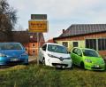 Bild: jml
Ein Hingucker ist diese bunte Flotte von Elektroautos in Hannersgrün. Drei Familien mit je zwei der umweltfreundlichen Stromer. Damit ist der kleine Ortsteil Spitze im Landkreis, was die Dichte an Elektroautos angeht.