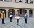 Bild: Walter Brucker/Landratsamt Tirschenreuth/exb
Die beiden DAGA-Präsidenten Helmuth Wächter und James P. Federline überreichten an Landrat Roland Grillmeier und Sozialamtsleiter Wolfgang Jäger (von links) eines der Pakete, die ab Montag an Bedürftige verteilt werden.