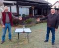 Bild: bsc
Pokalgewinner Peter Bumke (links) von der Schützengesellschaft „Steinwaldia“ Frauenreuth freute sich über den Gewinn der Seniorenrunde 2019/20 des Schützengaus Steinwald. Rundenwettkampfleiter Reinhard Schwarz (rechts) überreichte den von Karl Beer gestifteten Wanderpokal im Garten des Gewinners.