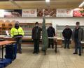 Bild: bk
Vertreter des Skiclubs „Hüttenjäger“ bei der Übergabe der 30 Christbäume an die Weidener Tafel.