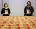 Bild: tkr
Unter dem Motto „15 Minuten Weihnachten in der Tüte“ verpackten Veronika Gabler und Eva Strebl 250 Weihnachtsüberraschungen für die Mitglieder des KFB Teunz. Die Vorstandschaft hatte sich mit der Aktion zum zielgesetzt auch in Coronazeiten ein wenig adventliche Stimmung zu verbreiten.