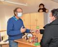 Bild: Andreas Royer
Theo Wißmüller gibt Geld und Waren im Büro der Diakonie als Soforthilfe aus.