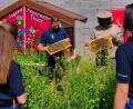 Bild: tkr
Auch mit Umweltschutzprojekten für ihren Nachwuchs hat die Feuerwehr Teunz beim Ostbayerischen Feuerwehrpreis punkten können. Beispielsweise hatten sie ein Bienenhaus aufgestellt und eine Blumenwiese angesät.
