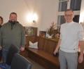 Bild: jr
Kerstin und Matthias Frank (von links) hoffen auf Unterstützung bei der Sanierung des Mitterhofs. Bürgermeister Bernd Sommer war vom Projekt begeistert. "Ich freue mich schon jetzt auf meinen Kuchen als Verzinsung.“