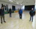Bild: bk
Die Turnhalle der TSG Mantel-Weiherhammer glänzt wie neu. Bleibt nur die Frage, wann diese wieder mit Leben erfüllt werden kann. Von links: Martin Göppl, Andreas Solter, Rainer Stengel, Werner Windisch