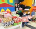 Bild: jr
Die Konnersreuther Grundschüler packten kräftig mit an, als es galt den Lastwagen von humedica mit bunten Päckchen zu beladen. Noch vor Weihnachten sollen die Kinder Osteuropas die Weihnachtsgeschenke aus Konnersreuth erhalten.