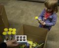 Bild: wrm
Eine Familie verzichtet bei den Erwachsenen auf Geschenke. Sie packten mit ihren Kindern Kartons selbst. Die Kinder halfen dabei mit und sahen genau, welche Produkte die ärmeren Leute zu Weihnachten bekommen.