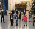 Bild: do
Mit einer Weihnachtspost will die Klasse 5a des Gymnasiums mit Religionslehrer Werner Dobmeier (links) den Bewohnern des BRK-Seniorenheims Eschenbach eine Freude bereiten.