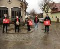 Bild: Helgath/exb
Die Pirker FC-Bayern-Fans des Stammtischs "Mia san mia" überreichen Spenden im Wert von 500 Euro an Hannelore Haberzett vom Kinder- und Jugendhilfezentrum Haus St. Elisabeth in Windischeschenbach.