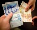 Archivbild: Kay Nietfeld/dpa
Fast eineinhalb Jahrzehnte nach der Einführung des Euro werden im Norden immer noch große Mengen D-Mark zur Bank gebracht und eingetauscht.