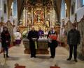 Bild: Michael Zapf/exb
Sigrid Bogner (links), Pfarrer Cyprian Anyanwu (Dritter von rechts) und Hans Beer (rechts) dankten Monika und Willi Salzl für die wertvollen Dienste für die Kirche.