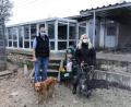 Bild: Mittelschule Waldsassen/exb
Im Bild von links: Tierheimleiterin Daniela Riedl und Schulleiterin Claudia Strobel-Dietrich mit den Mischlingshunden Hasso und Indra, Schulhund in Ausbildung.