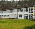 Bild: lei
Das leerstehende Schulhaus dient jetzt erst einmal als Übergangsquartier für den Kindergarten, solange dessen Gebäude saniert wird. Um die Frage nach eine langfristigen Nutzung kommen der Gemeinderat und Bürgermeister Hermann Mertel aber nicht herum.