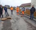 Bild: mad
Bei der Bauabnahme galt ein Blick auch den Kanalschächten. In der Bodenäckerstraße und im Krimlinger Weg begutachteten (von links) Bürgermeister Maximilian, Johannes Brunner (Nord-Ost-Gruppe), Mathias Vogl (Firma Seebauer), Anton Köppl (Bauhof) und Projektleiter Martin Dunst (rechts) die Ausführung der Arbeiten.