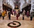Bild: hmr
Im Bild die nach der Adventsandacht in der Basilika für 20 und 40 Jahre geehrten Verbandsjubilarinnen zusammen mit dem Vorstandsteam (links) und Stadtpfarrer Thomas Vogl.