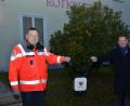 Bild: dob
Vorstandschef Gerhard Hösl von der Vereinigten Sparkasse (rechts) übergab den kleinen Lebensretter mit dem roten Herz an stellvertretenden Bereitschaftsleiter Josef Solfrank (links). Der Defibrillator soll ab sofort zum ständigen Begleiter der Rotkreuzler bei Absicherungen und vielem anderen mehr werden.