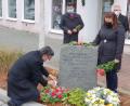 Bild: Hösamer
Der türkische Generalkonsul Serdar Deniz (knieend) legte am Gedenkstein am Schlesierplatz einen Kranz nieder.