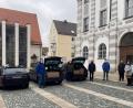 Bild: flt
Zur Übergabe kam Bernhard Gertz (Dritter von links) mit seinen Mitarbeitern. Die 25 Pakete der beiden Schulfamilien übergaben (von rechts) Direktorin Kerstin Reiter, Florian Trißl, Rainer Löw und Direktor Stephan Drexler.