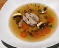 Bild:  Michael Schiffer
Wachtelbrüstchen, Gemüse, Pilze und Linsen machen die Consommé zu etwas ganz Besonderem.