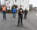 Bild: Gabi Schönberger
Glücklich über den zügigen Verlauf der Bauarbeiten im Hopfengärtl zeigen sich Strabag-Gruppenleiter Martin Winklbauer (von links), Markus Schieder vom Planungsbüro Zwick, Bürgermeister Sebastian Dippold mit einem Stück der verbauten Speedpipes, Kämmerer Michael Neidl sowie Polier Hayrettin Torlakcik.