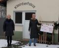 Bild: Hirsch
Maximilian Weigl (rechts) überreichte an die Vorsitzenden des Tierschutzvereins und der Lebenshilfe, Gabi Hahn (Mitte) und Irmgard Seifert (links) eine Spende über jeweils 500 Euro.