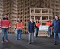 Bild: twi
Mit 5000 Euro unterstützt die Firma Wich die Neuanschaffung eines Einsatzfahrzeugs für die "Helfer vor Ort". Im Bild Tobias Böhnstedt, Hannes Brenner, Karl-Heinz Dietl, Christina Sachs, Michelle Kuiper, Tobias Wich, Michael Sachs und Johannes Brenner (von links) bei der Übergabe der Spende