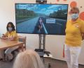 Bild: u
Im Seniorenheim mit dem Motorrad auf der Autobahn unterwegs – dank der MemoreBox ist dies im Seniorenheim St. Barbara in Hirschau möglich. Die „Fahrlehrerinnen“ Doris Schwarzbauer (links) und Margaretha Lacher (rechts) passen auf, dass nichts passiert.