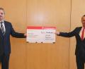 Bild: dob
Sparkassen-Vorstandsvorsitzender Gerhard Hösl (rechts) und Bürgermeister Andreas Wutzlhofer (links) überraschen viele karitative und kirchliche Organisationen im Geschäftsbereich der Vohenstraußer Geschäftsstelle mit einer finanzieller Zuwendung. Sie wollen es als Dank für die Vereinsarbeit und das ganzjährige Engagement verstanden wissen.