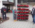 Bild: stn
Leuchtende Weihnachtssterne gab es für die Altenheimbewohner und das Pflegepersonal. Stellvertretender Fraktionsvorsitzender Hermann Schmid, Heimleiterin Stefanie Schicker und stellvertretender Ortvorsitzender Michael Bayerschmidt (von links) bei der Übergabe vor dem Haus.