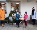 Bild: krb
Die Schüler der St.-Felix-Schule in Neustadt haben für Senioren im Caritasheim weihnachtliche Karten gemalt und gebastelt.