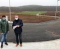Bild: Wolfgang Steinbacher
Das Baugebiet Akazienweg in Ammersricht ist fertig erschlossen: Oberbürgermeister Michael Cerny (rechts) und Markus Herrmann (links) haben sich am Donnerstag das neue Baugebiet angeschaut.
