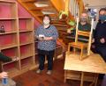 Bild: bkr
Unter der Treppe ist ausreichend Platz für ein Regal für viele Bücher. Gespendet hat es Josef Birkner (Zweiter von rechts), der es mit Hannes Heining auch eingebaut hat. Silke Höllerer und Kinderdorfleiter Holger Hassel sind froh, dass Birkner auch einen aus dem Leim gegangenen Kinderstuhl gleich wieder zusammengefügt hat.