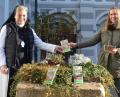 Bild: Johanna Härtl/exb
Äbtissin Laetitia Fech und Johanna Härtl, Leiterin der Geschäftsstelle der Stiftung Kultur- und Begegnungszentrum Abtei Waldsassen, präsentieren im Pfortenhof des Klosters die Infobroschüre.