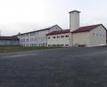 Bild: br
Die Freianlage an der rückwärtigen Seite des Ärztehauses (Bildmitte im Hintergrund) mit weißer Fassade soll umgestaltet und dadurch der innerörtliche Bereich von Neusorg deutlich aufgewertet werden. Die Gesamtkosten für diese Maßnahme sind mit gut 900 000 Euro veranschlagt. Fördermittel werden beantragt.