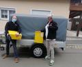 Bild: dob
Manuel Woyschnitzka organisiert in der Vorweihnachtszeit mit Mitgliedern der Selbsthilfegruppe eine Spendenaktion in Absprache mit der Initiative e.V. Familien und Obdachlosenhilfe aus Weiden und sammelte einen ganzen Hänger voll Kleidung und Lebensmittel für hilfsbedürftige Menschen in der Notunterkunft Schustermooslohe in Weiden.