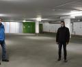 Bild: ge
Die neue Garage schaut gut aus, befinden auch Roland Kraus (links) und Armin Wolf von den Stadtwerken. Im März wollen sie komplett aufsperren.