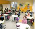 Bild: do
Bei der Neumöblierung der Klassenräume spielte die gesundheitsbewusste Ausstattung eine besondere Rolle. Im Bild die zweite Klasse mit Schulleiterin Gabriele Bodner und Schulverbandsvorsitzendem Albert Nickl kurz vor dem Lockdown.