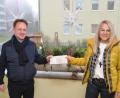 Bild: dob
Michaela Reger vom gleichnamigen Baugeschäft in Vohenstrauß bringt 2000 Euro im Pfarrhof für den Kindergartenumbau vorbei. "Wir können jeden Cent brauchen", freut sich der Geistliche über die Zuwendung.