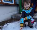 Bild: fks
"Hier muss der Weihnachswichtel gelaufen sein", sagt Adventskind Malte (5), der winzige Spuren um Schnee entdeckt hat.